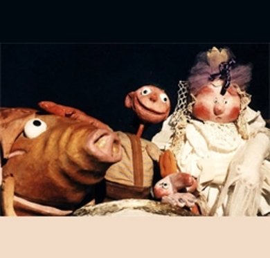 Drei Figuren auf schwarzem Hintergrund