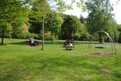 Kinderspielgeräte im Grünen