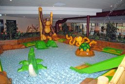 Kinder-Badelandschaft im Hallenbad Kinderschwimmbecken mit Spielgeräten