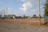 Menschen, die auf einem Sportplatz Fußball spielen