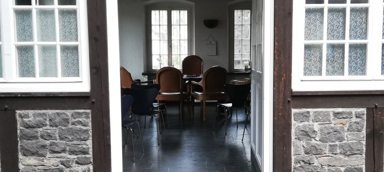 Weinstube Eingangsbereich der Weinstube mit offener Tür und Blick in den Trauraum