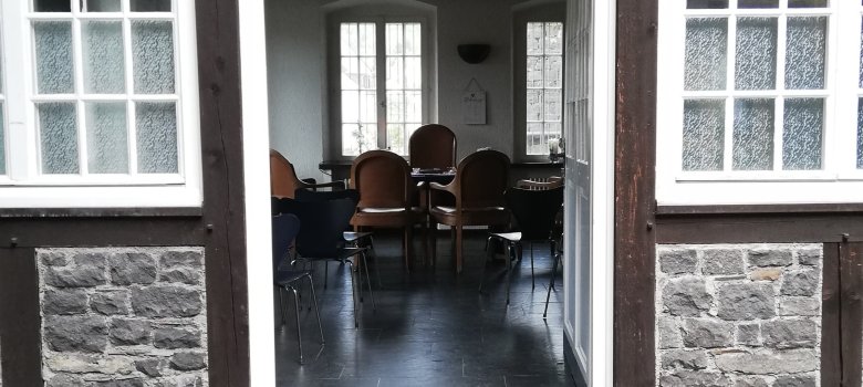 Eingangsbereich der Weinstube mit offener Tür und Blick in den Trauraum