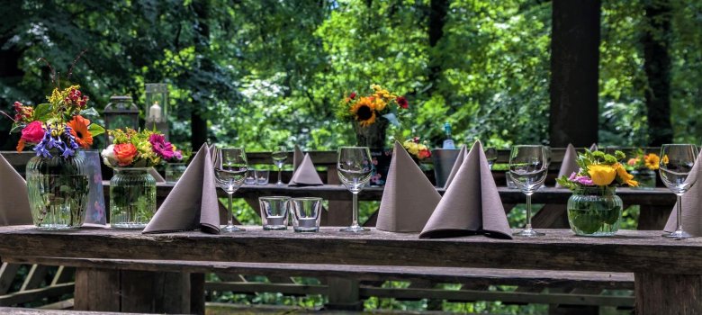 Heiraten im Waldgut! gedeckte Hochzeitstafel im Freien