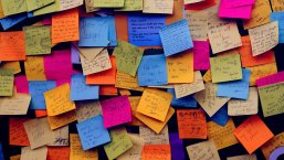 Notizwand Wand mit vielen Notizzetteln