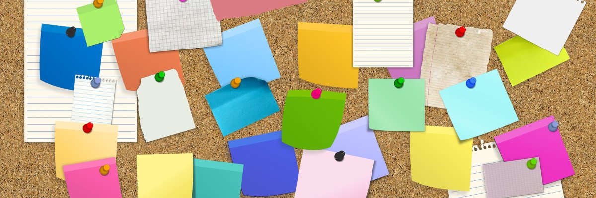 Viele Post-Its an einer Pinwand