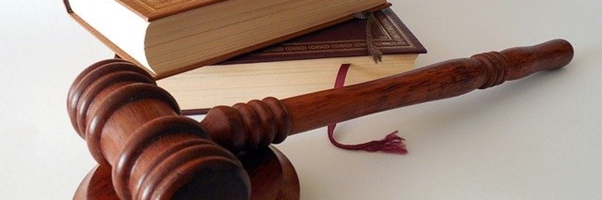 Ein Buch und Richterhammer