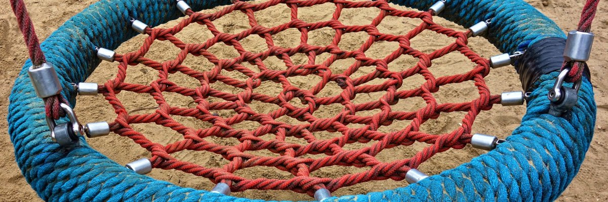 Eine Hängeschaukel auf einem Spielplatz