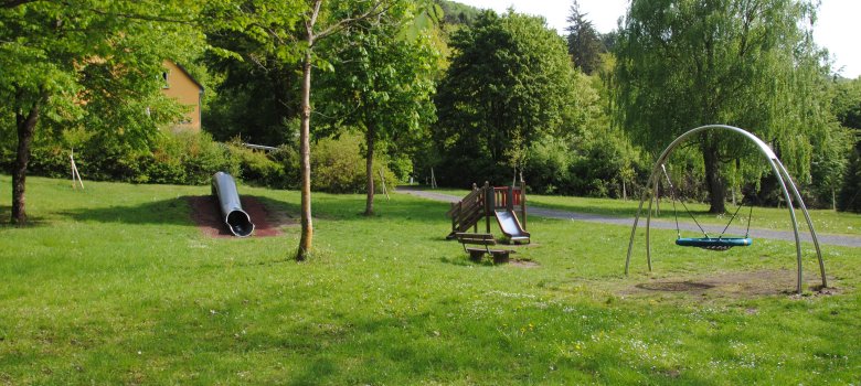 Spielgeräte für Kinder im Freizeitzentrum Kinderspielgeräte im Grünen