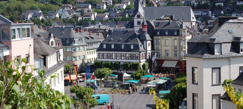 Blick auf den Marktplatz mit Altem Rathaus und Marktbrunnen