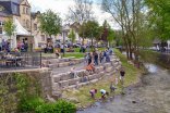 Blick auf die Terrassengestaltung am Fluss Nette mit Besuchern