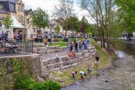 Blick auf die Terrassengestaltung am Fluss Nette mit Besuchern