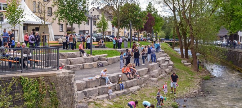 Blick auf die Terrassengestaltung am Fluss Nette mit Besuchern