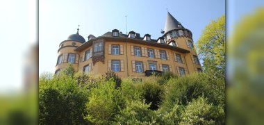 Frontansicht der Genovevaburg