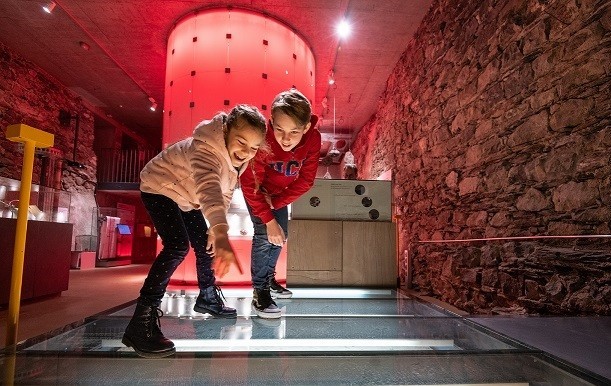 Kinder im Eifelmuseum zeigen auf etwas auf dem Boden