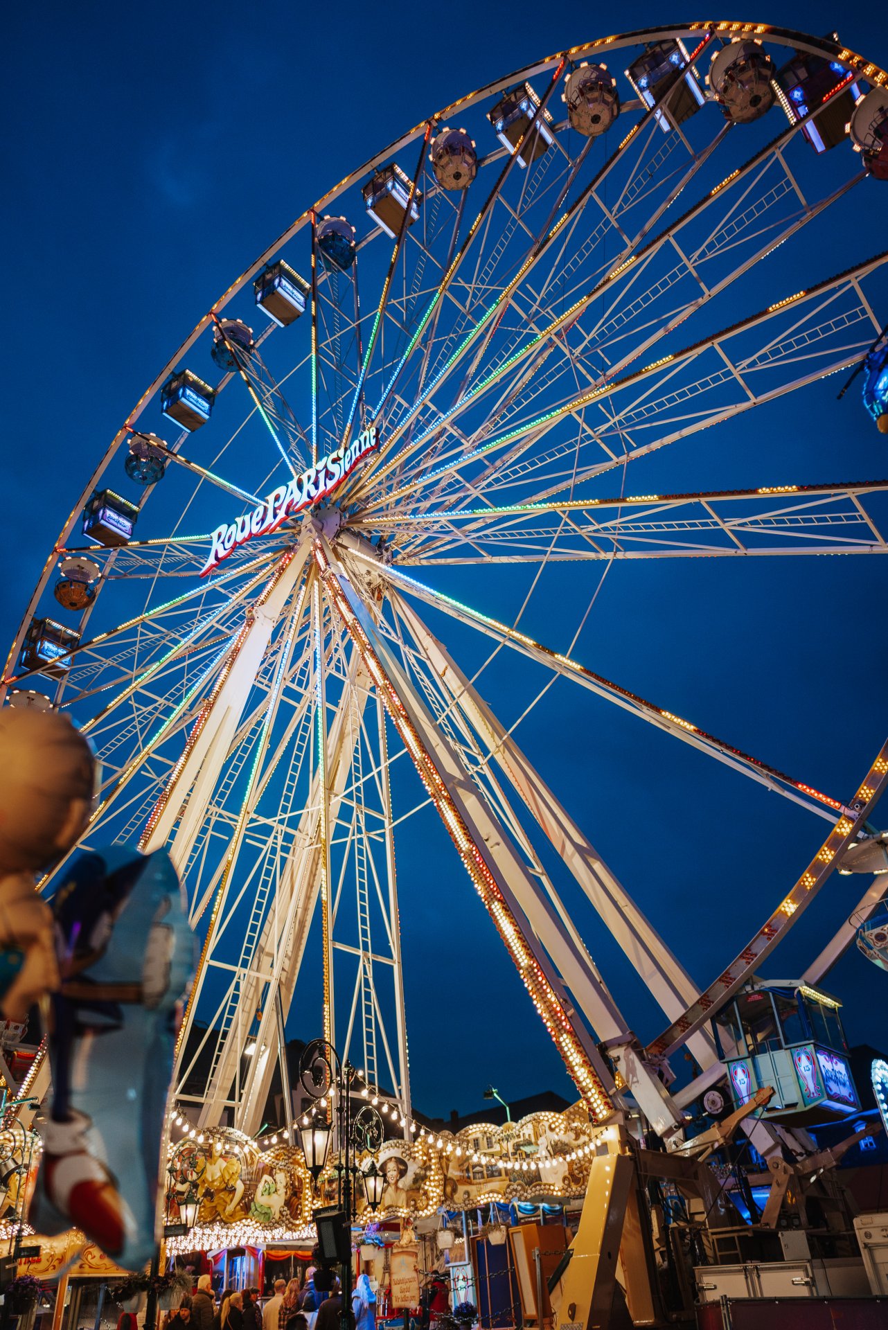 Riesenrad in Abendstimmung auf dem Lukasmarkt