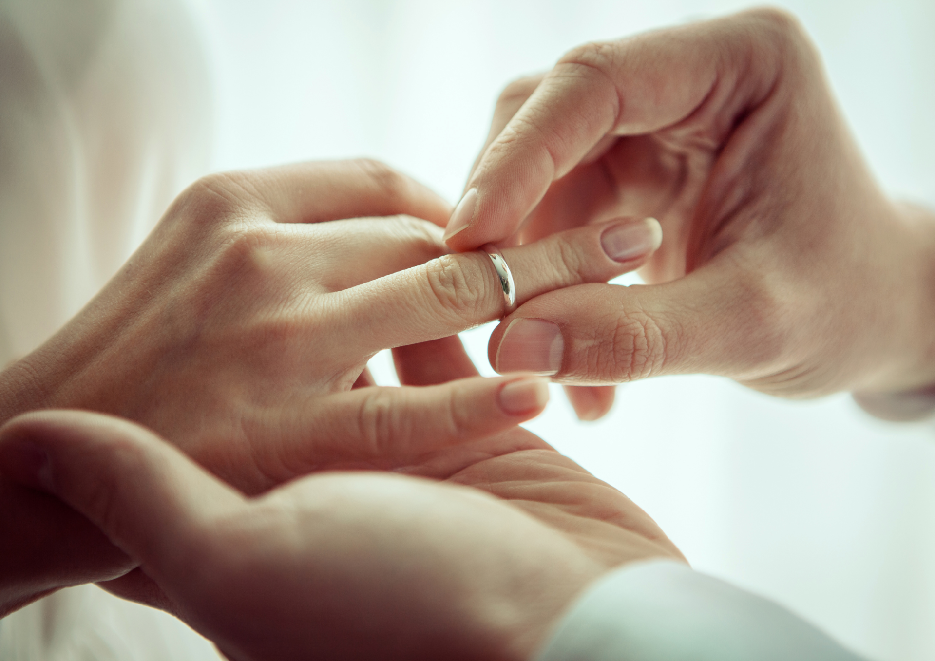 Hände beim Anstecken von Eheringen