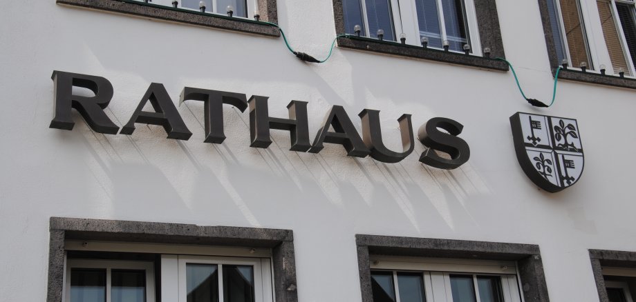 Der Schriftzug Rathaus mit Mayener Wappen auf der Außenwand des Rathauses