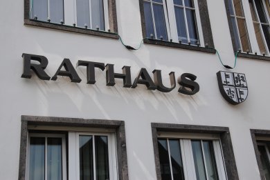 Der Schriftzug Rathaus mit Mayener Wappen auf der Außenwand des Rathauses