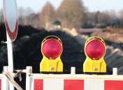 Ein Absperrgitter vor einer Baustelle