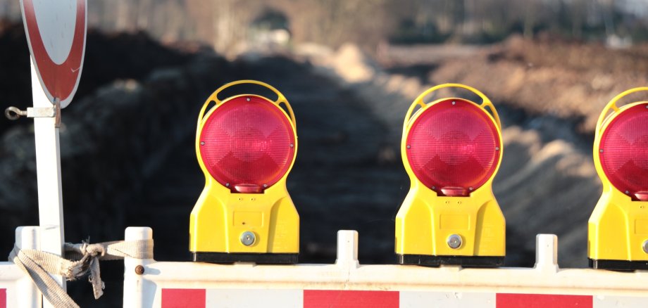 Ein Absperrgitter vor einer Baustelle