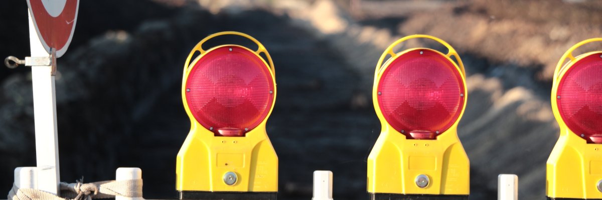 Ein Absperrgitter vor einer Baustelle