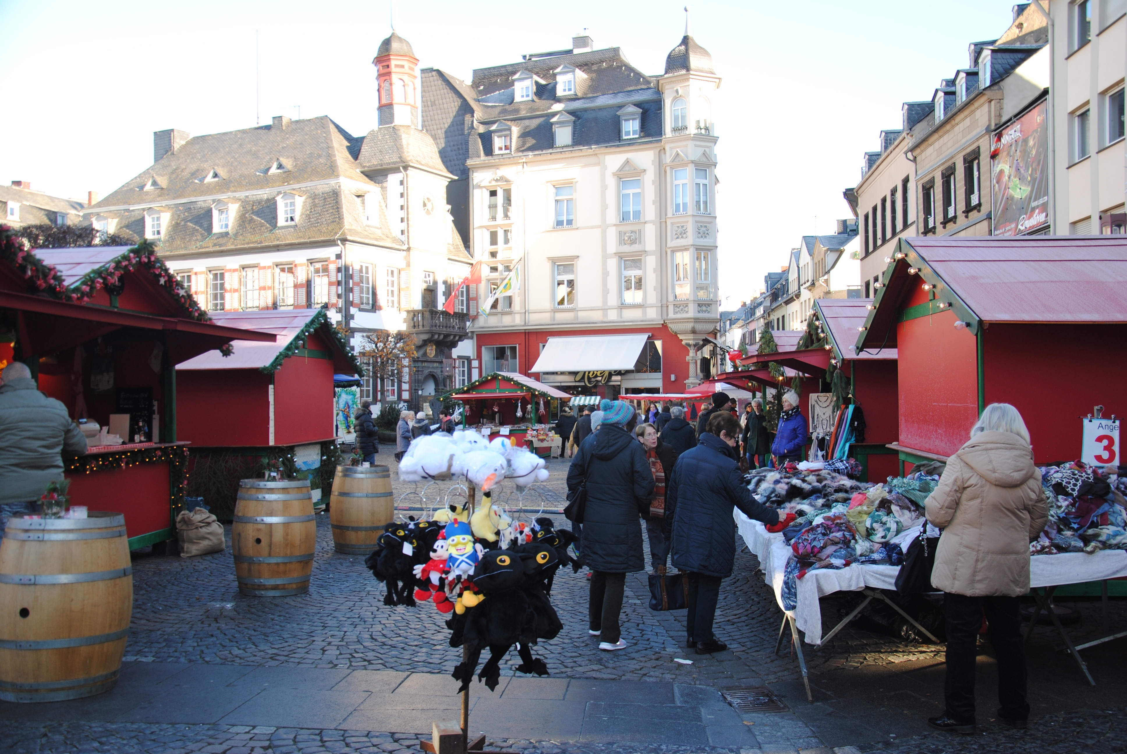 Weihnachtsmarkttreiben Der Weihnachtsmarkt auf dem Mayener Marktplatz. Man sieht Menschen, die den Markt besuchen.