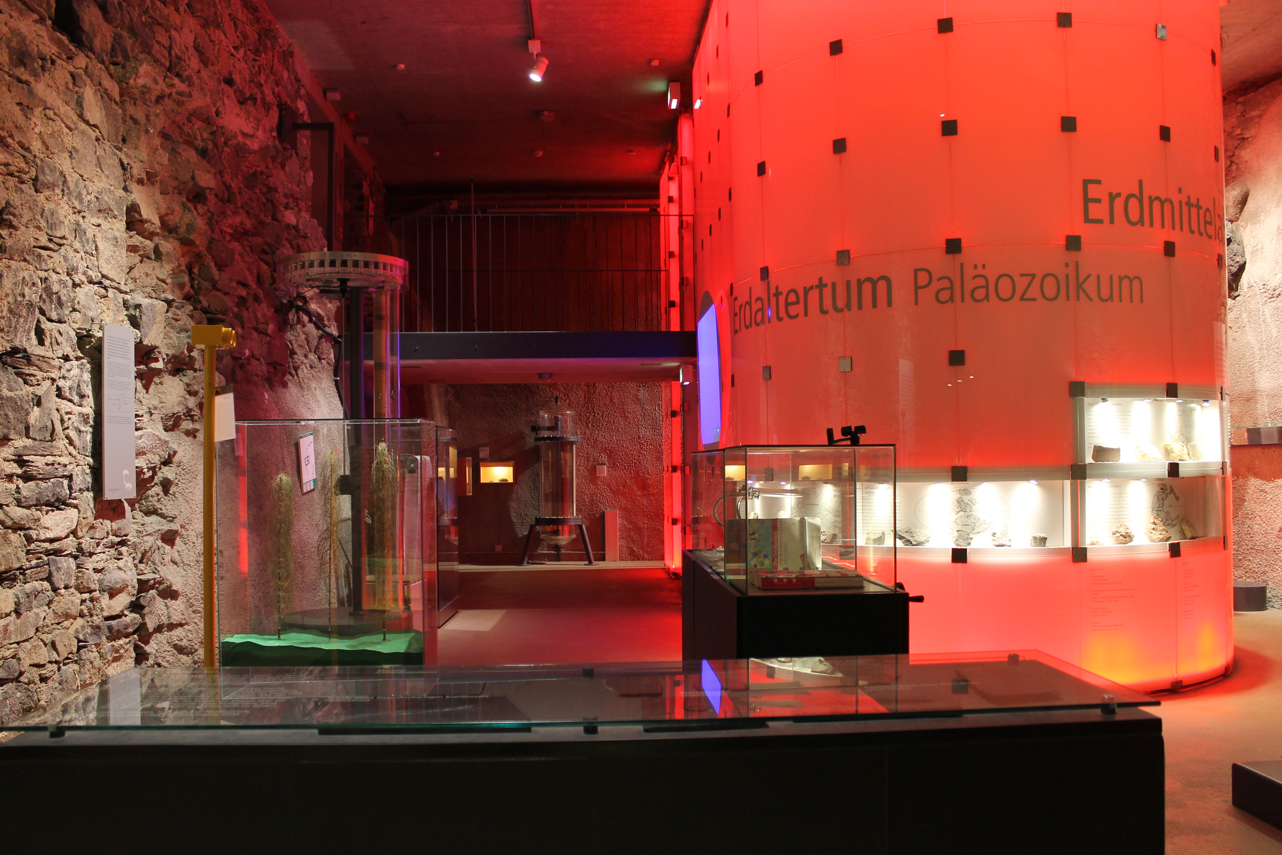 Die Ebene 1 im Eifelmuseum, der Ausstellungsraum ist in rotes Licht getaucht. 