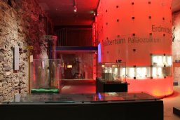 Ebene 1 Die Ebene 1 im Eifelmuseum, der Ausstellungsraum ist in rotes Licht getaucht.