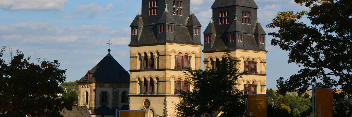 Die beiden Kirchtürme der Herz-Jesu-Kirche in Mayen