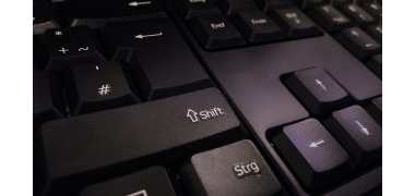 Shift Taste Ausschnitt einer Computertastatur mit Fokus auf die Shift-Taste