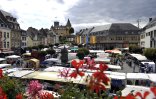 Krammarkt auf dem Marktplatz Vom alten Rathaus fällt der Blick auf den Marktplatz. Hier findet einer der vier Krammärkte des Jahres statt. Im Hintergrund ist die Genovevaburg zu sehen.