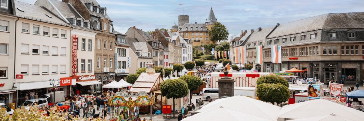 Markt auf Marktplatz der Stadt Mayen Marktstände auf Mayener Marktplatz mit Blick auf die Genovevaburg