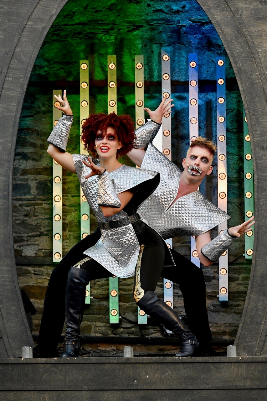 Wiebke Isabella Neulist und Patrick Stauf schaurig schön verkleidet für The Rocky Horror Show.