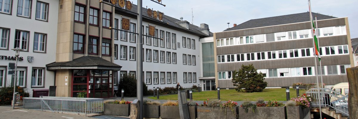 Die Außenfassade des neuen Rathauses mit Haupt- und Nebeneingang