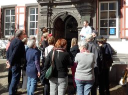 Eine Gruppe vor dem Alten Rathaus, die gerade eine Stadtführung macht. 