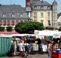 Krammarkthändler auf dem Marktplatz