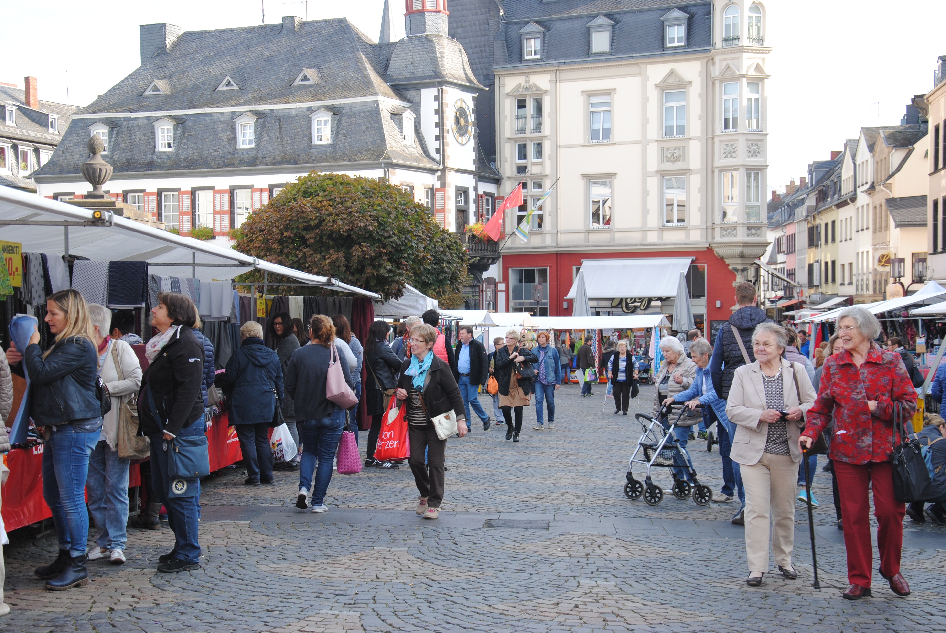 Zahlreiche Textilhändler präsentieren ihre Waren auf dem Mayener Marktplatz