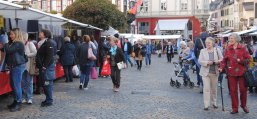 Zahlreiche Textilhändler präsentieren ihre Waren auf dem Mayener Marktplatz