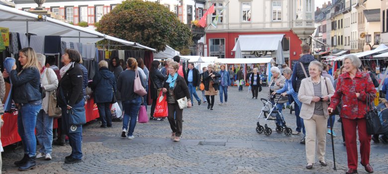 Zahlreiche Textilhändler präsentieren ihre Waren auf dem Mayener Marktplatz