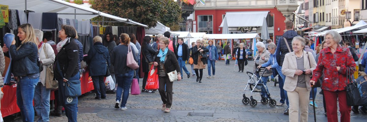 Zahlreiche Textilhändler präsentieren ihre Waren auf dem Mayener Marktplatz