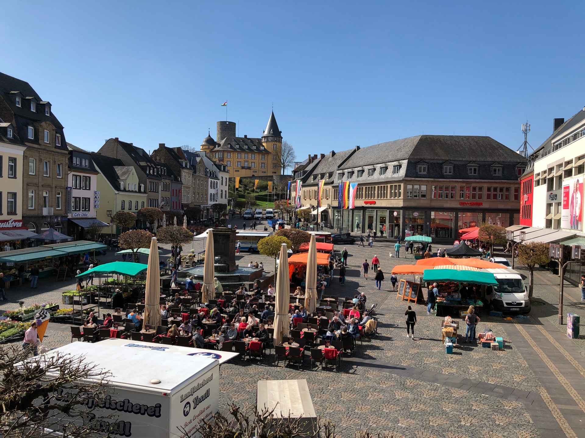 Ausblick auf Marktplatz mit Marktständen