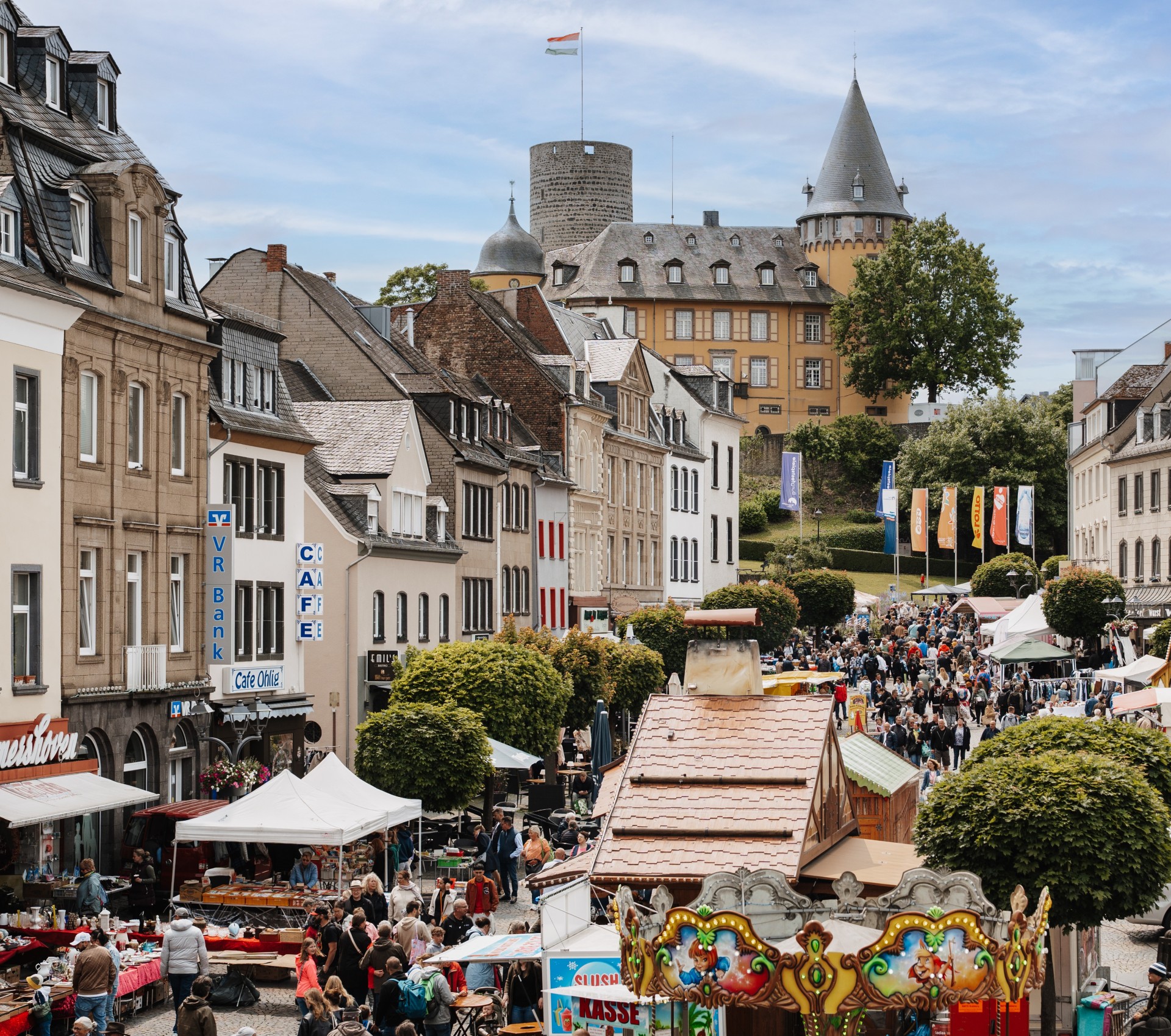 Marktplatz Mayen Blick auf den Marktplatz mit Marktgeschehen und der Genovevaburg im Hintergrund