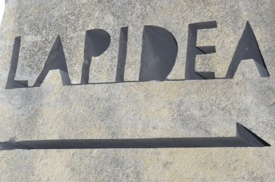 Schriftzug LAPIDEA in Basalt