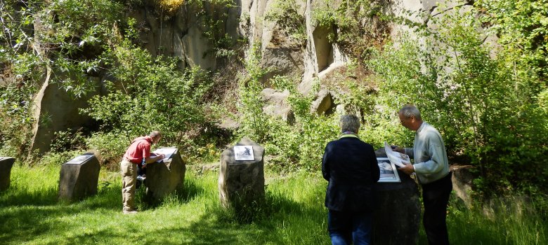 Schatzsuche im Mayner Grubenfeld Mehrere Personen unterwegs im Mayener Grubenfeld mit einer Schatzkarte