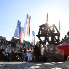 Historisches Holzriesenrad vor dem Oktogon beim Festival der Magier und Hexen