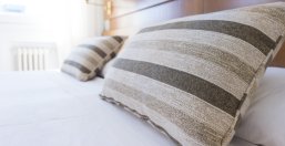 Doppelbett in einem Hotelzimmer