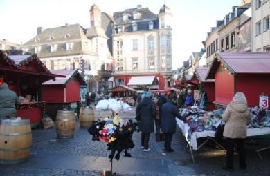 Hütten auf dem Weihnachtsmarkt in Mayen.