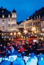 Leute auf dem Marktplatz im Hintergrund das alte Mayener Rathaus im Lichterglanz 