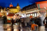 Weihnachtsmarkt auf dem Marktplatz mit Blick auf die Genovevaburg