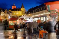Weihnachtsmarkt auf dem Marktplatz mit Blick auf die Genovevaburg